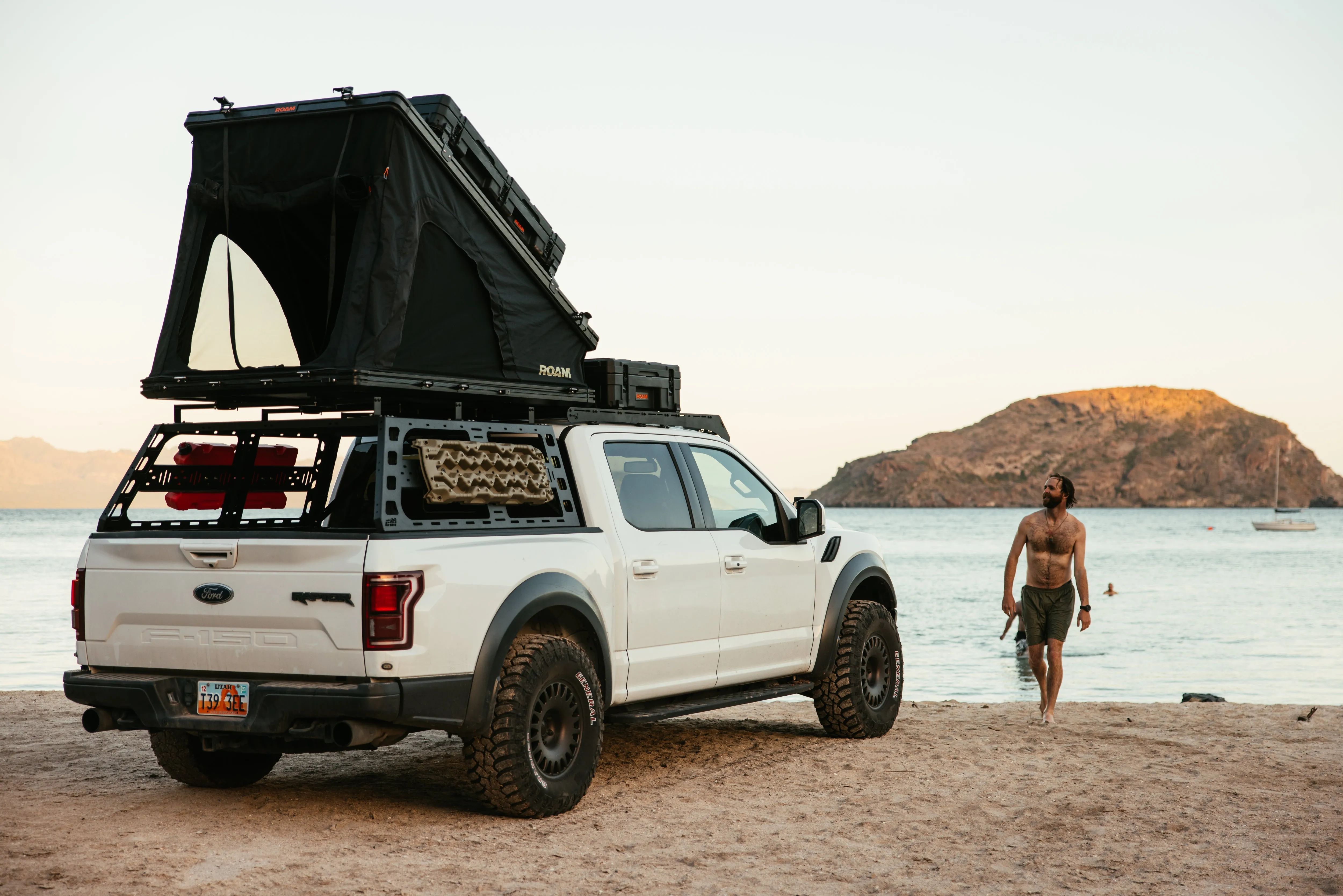 ROAM ADVENTURE | The Desperado Hardshell Rooftop Tent