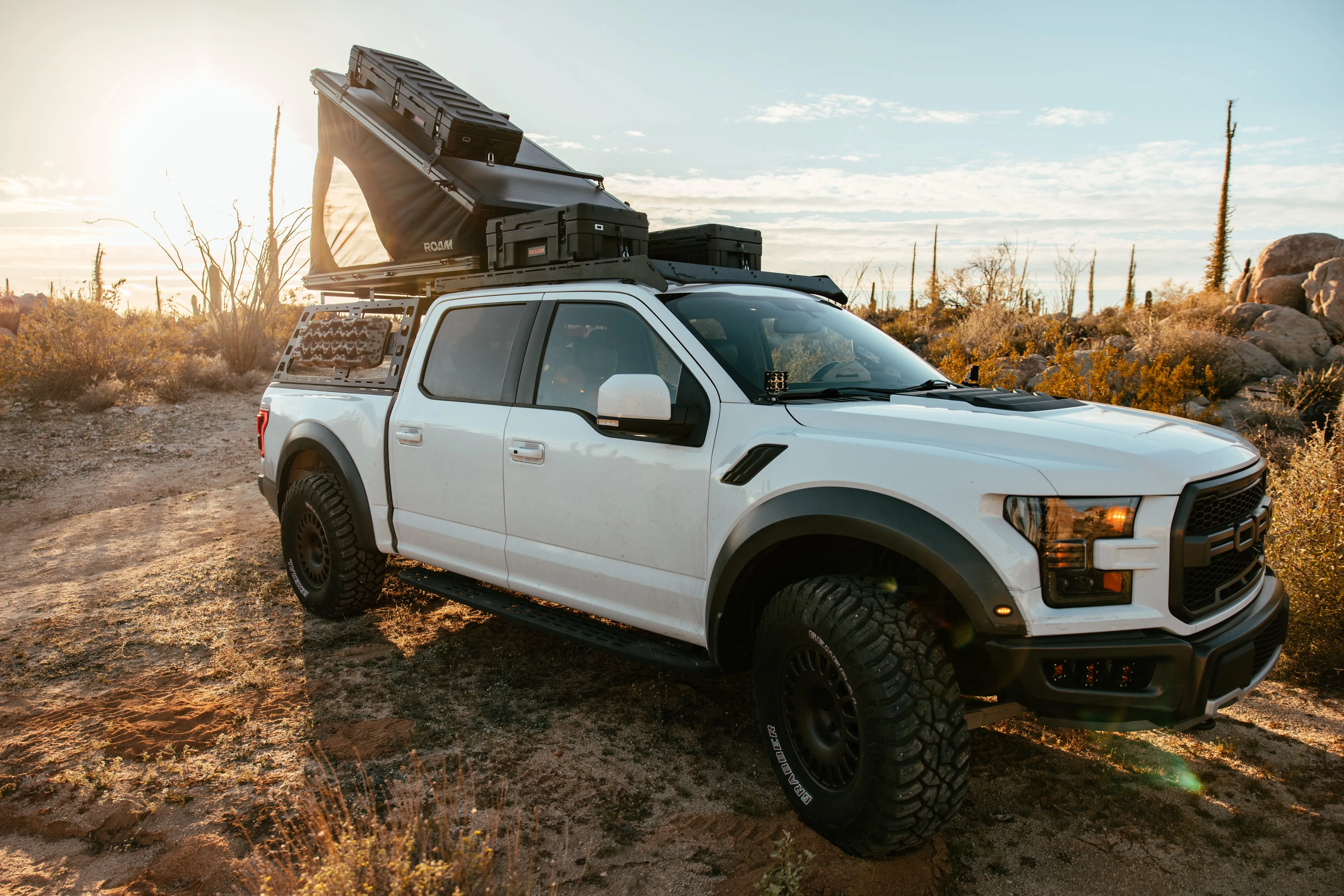 ROAM ADVENTURE | The Desperado Hardshell Rooftop Tent