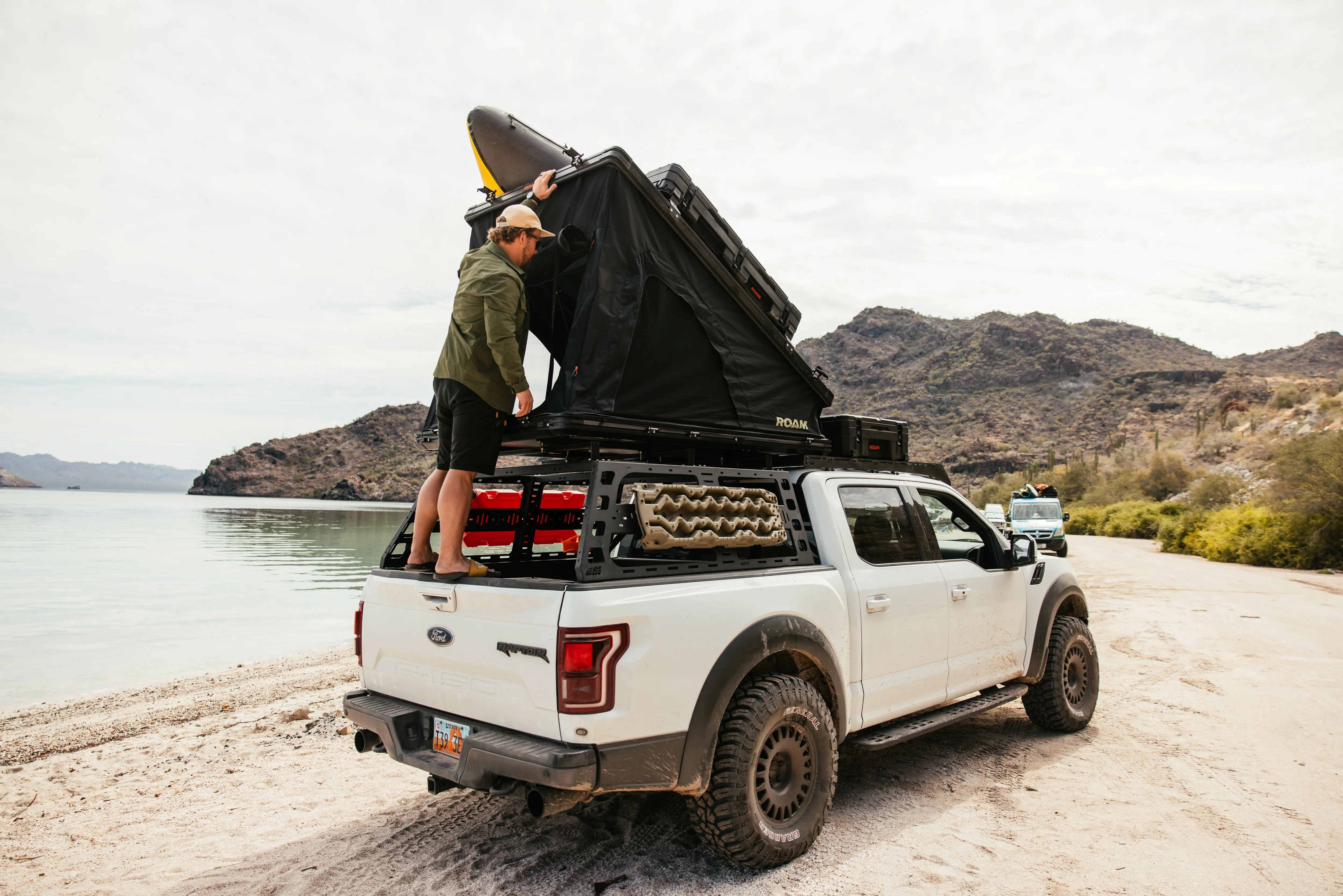 ROAM ADVENTURE | The Desperado Hardshell Rooftop Tent