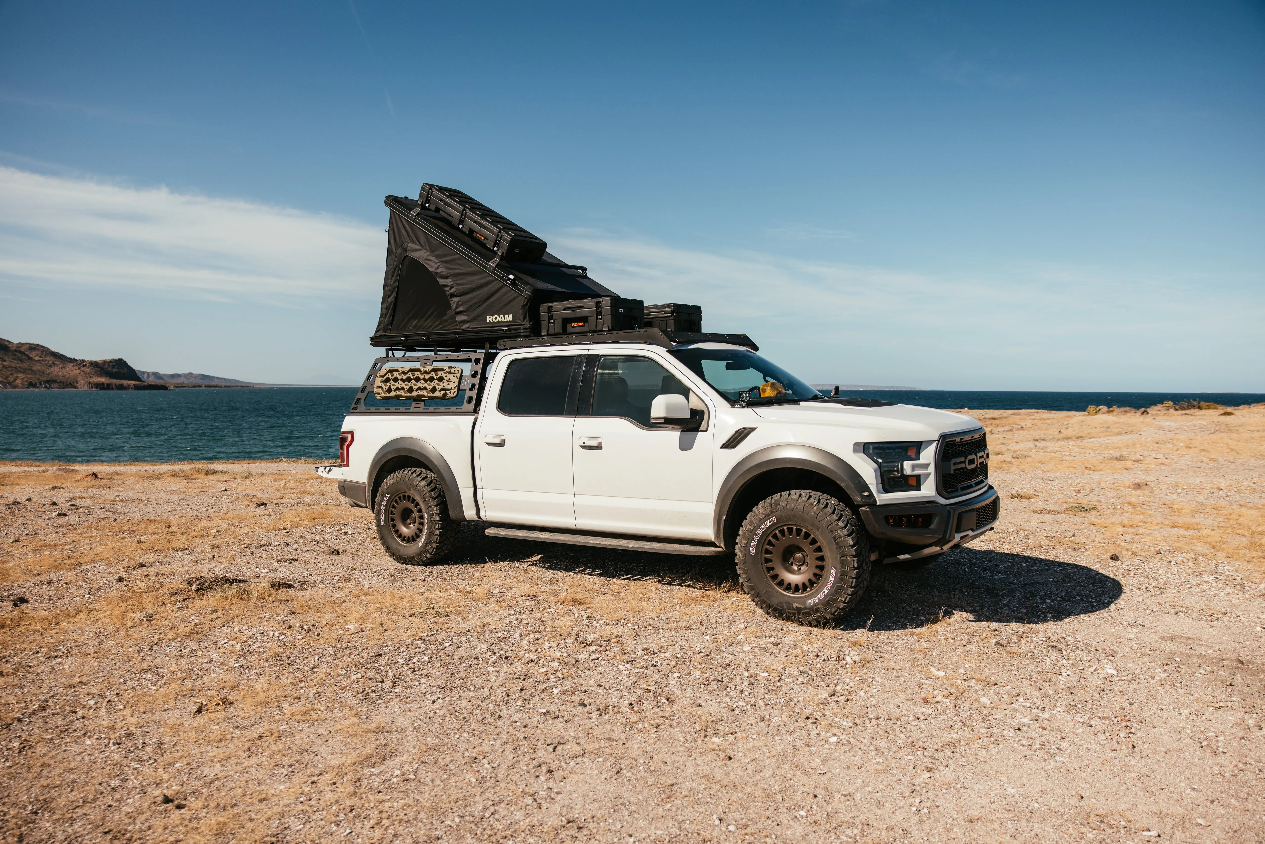 ROAM ADVENTURE | The Desperado Hardshell Rooftop Tent